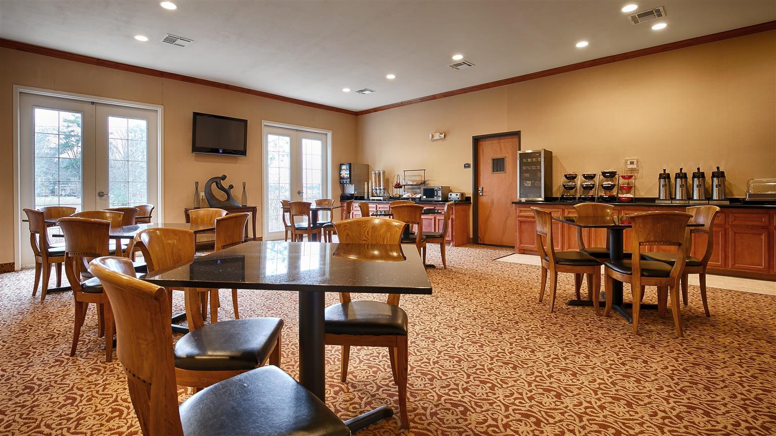 Best Western Inn & Suites Cleveland Bagian luar foto