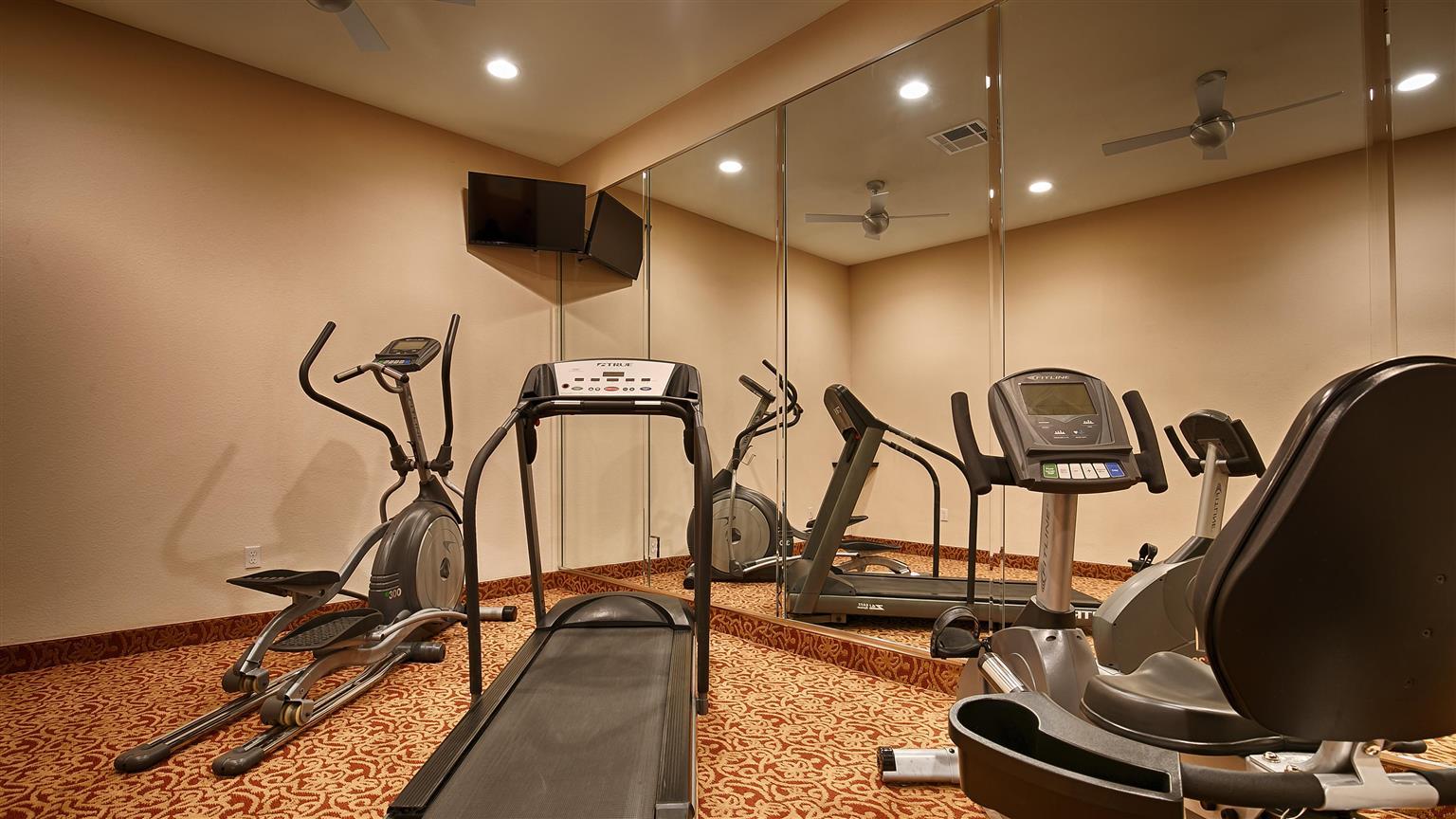 Best Western Inn & Suites Cleveland Bagian luar foto