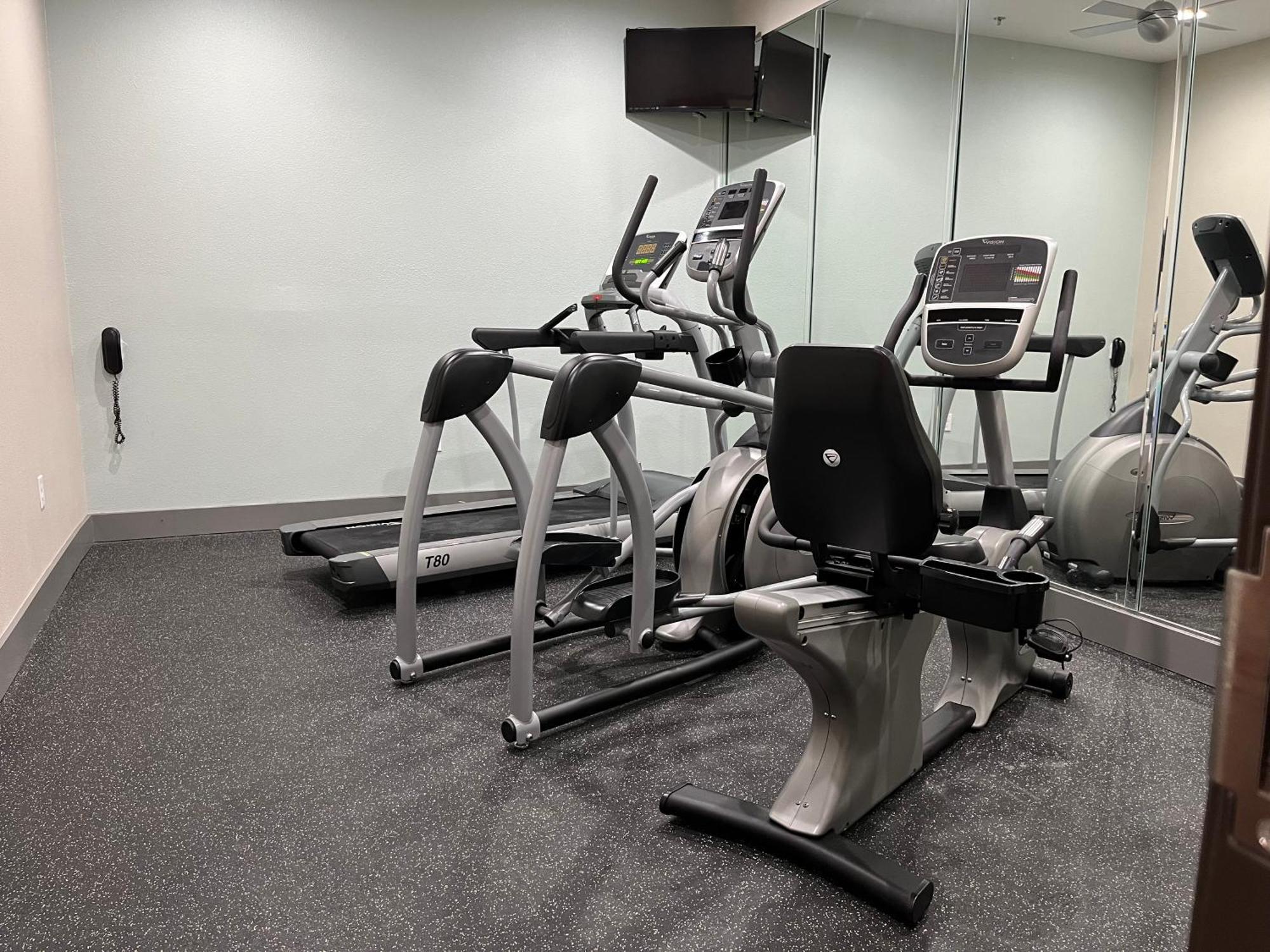 Best Western Inn & Suites Cleveland Bagian luar foto