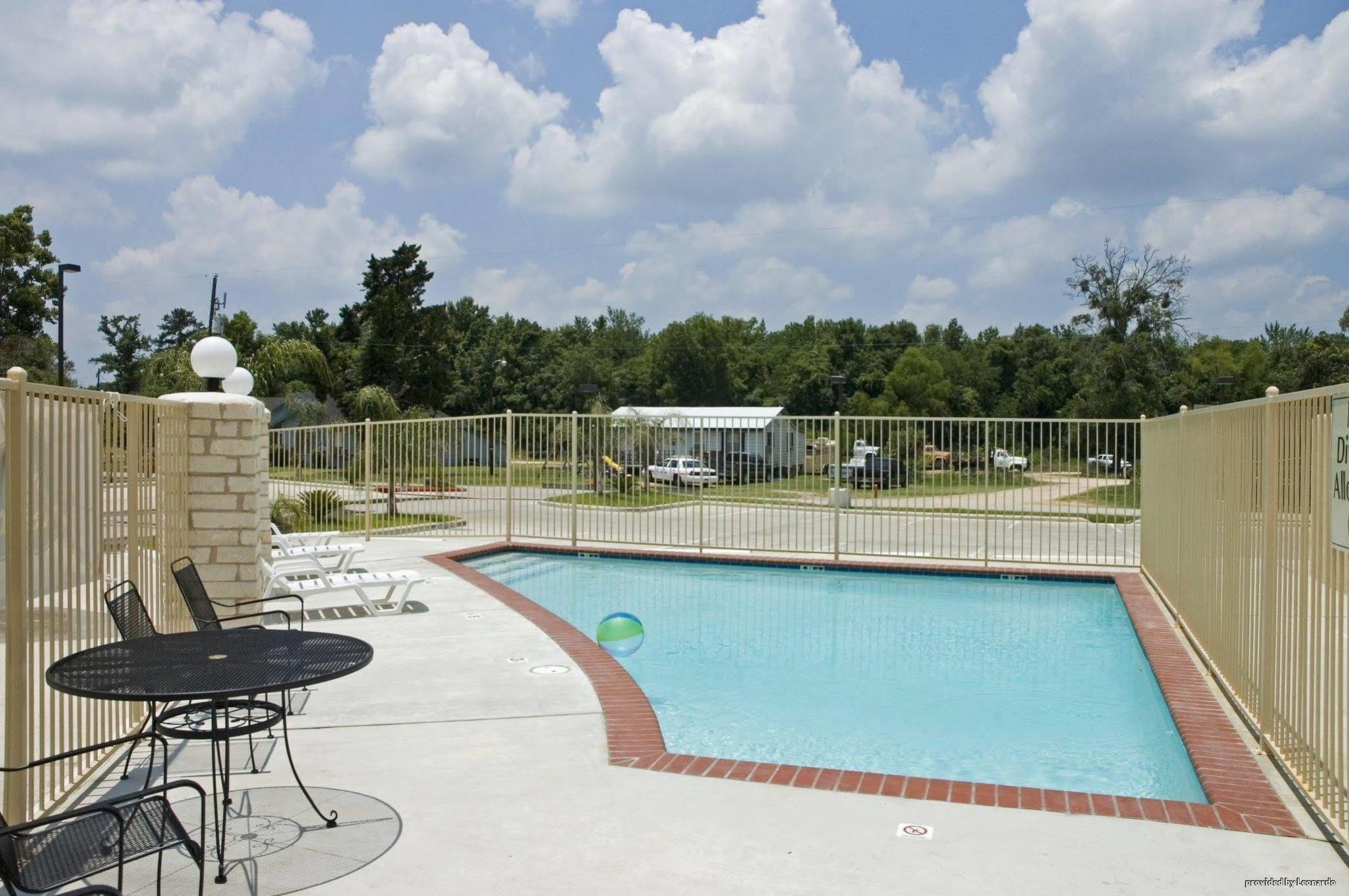 Best Western Inn & Suites Cleveland Bagian luar foto
