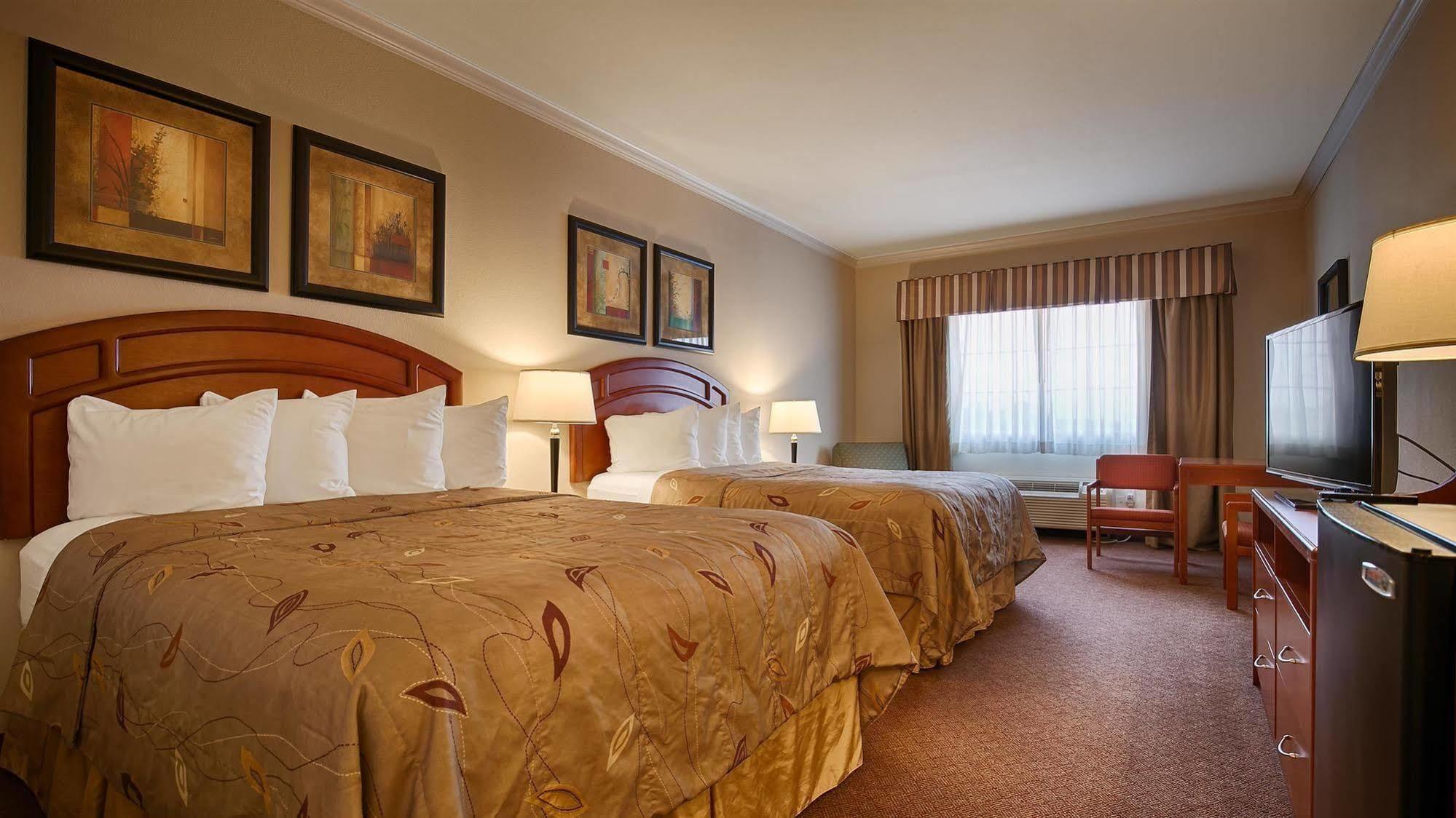 Best Western Inn & Suites Cleveland Bagian luar foto